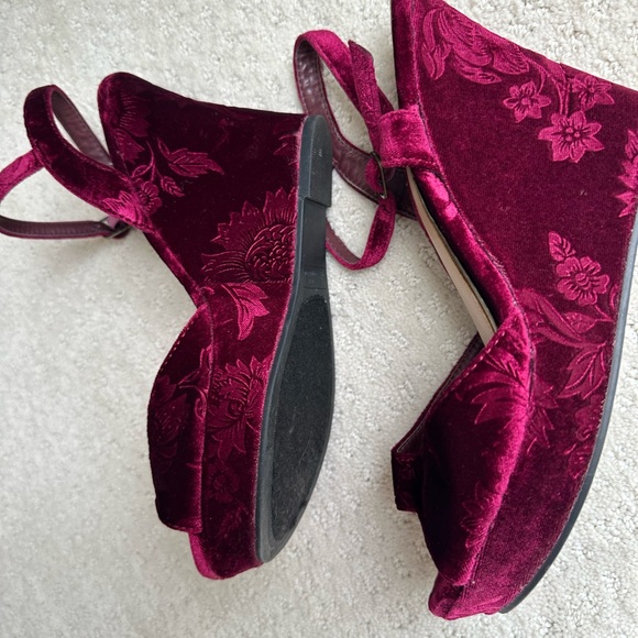 Woman’s Rampage Velvet Wedges patterned 4.5 inch heel. Size 8.5 M, color: Maroon - Picture 2 of 10
